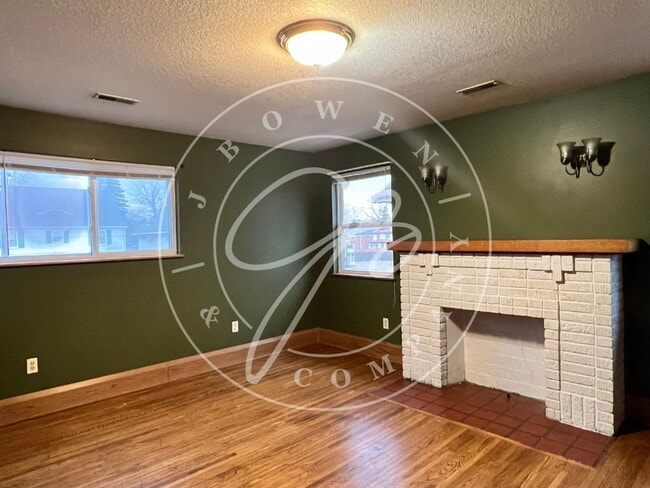 Building Photo - Upper 2-Bed Duplex with Gleaming Hardwood ...