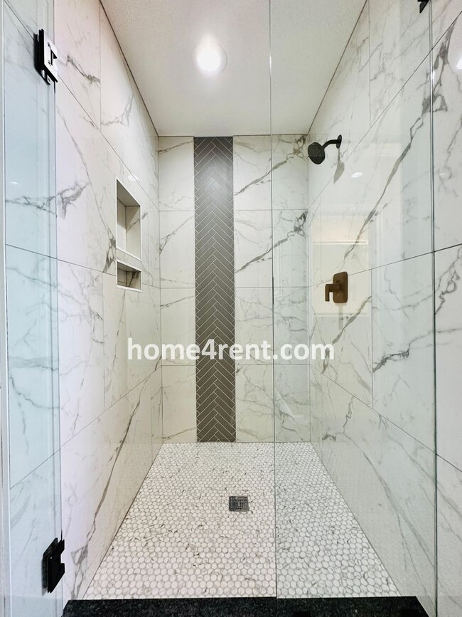 Building Photo - Wonderful Belton Home w/ Wood Floors, Fini...