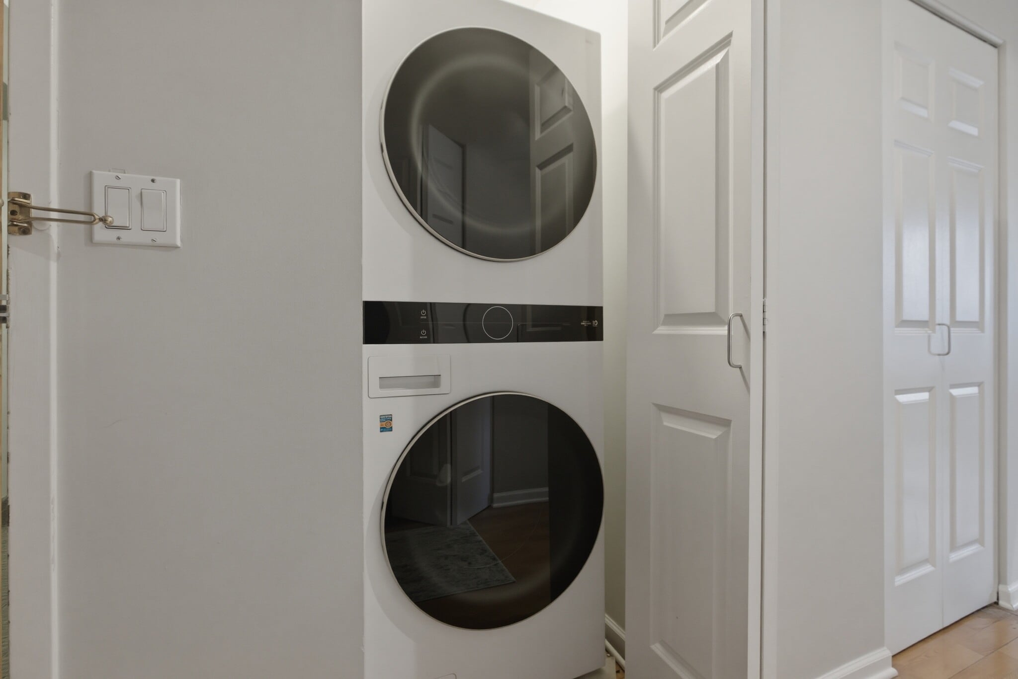 Building Photo - 345 N La Salle Dr