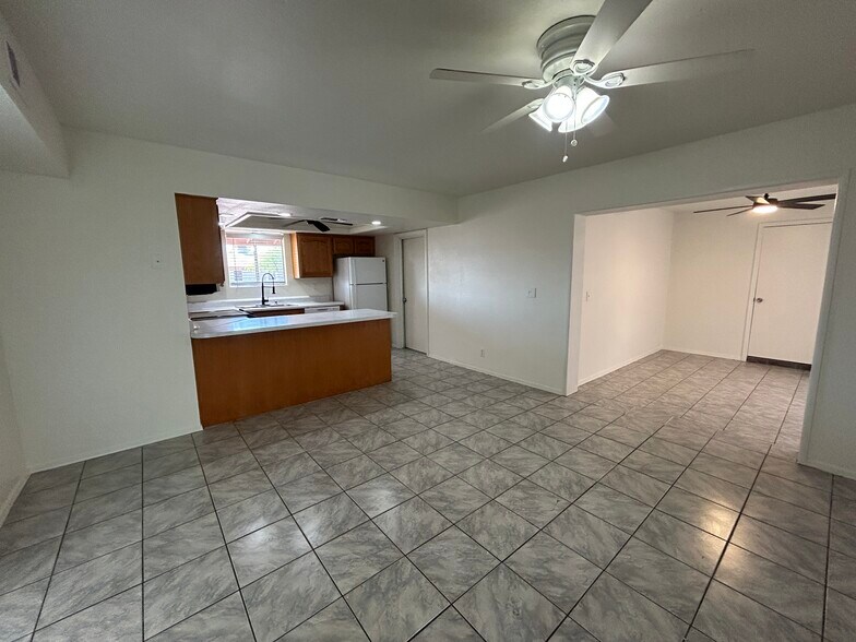 Building Photo - 7222 W Rose Ln