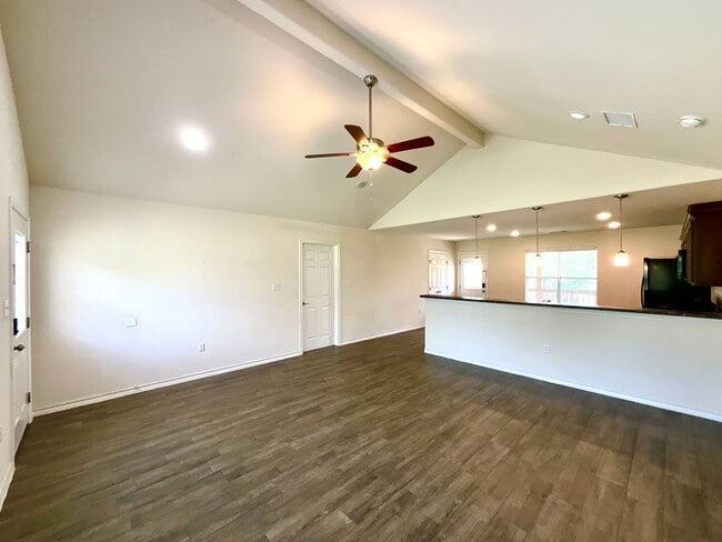 Building Photo - AVAILABLE NOW!!! Lake Life Meets Modern Comfort in Kingsland!