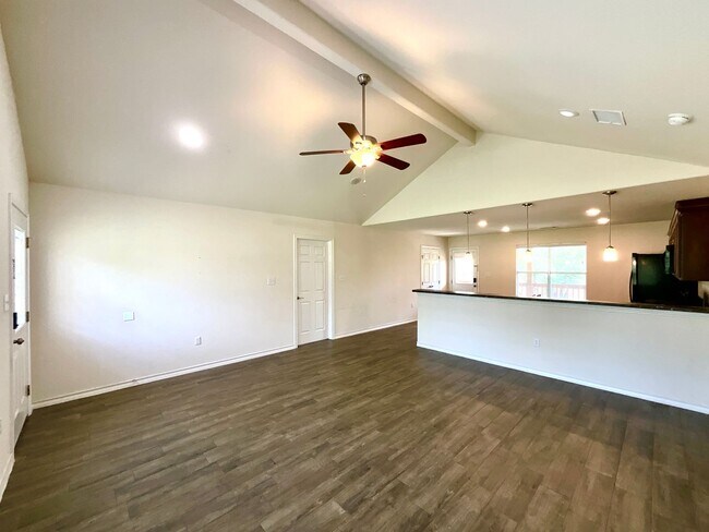 Building Photo - *COMING SOON* Lake Life Meets Modern Comfort in Kingsland!