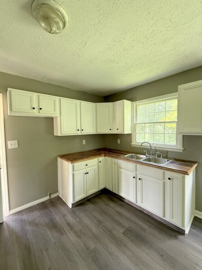 Building Photo - 3015 Shadow Lawn Dr NW