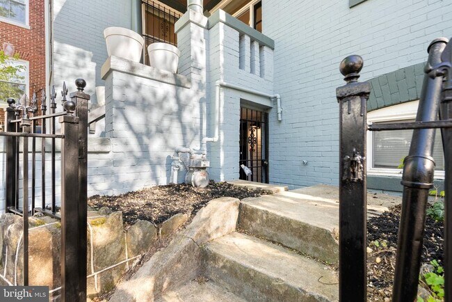 Building Photo - 1616 Kilbourne Pl NW