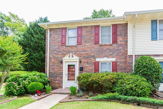 Building Photo - 2bd Townhome in the Heart of Tucker