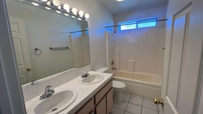 Building Photo - Townhouse in gated community near A.V. Col...