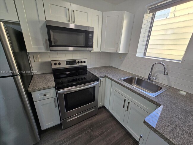 Building Photo - 1629 SW 6th St