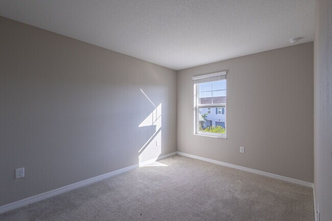 Building Photo - Gorgeous 3-Bed/2.5-Bath Townhome in Treves...