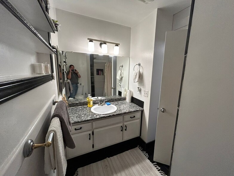 Building Photo - 2305 Rockefeller Ln