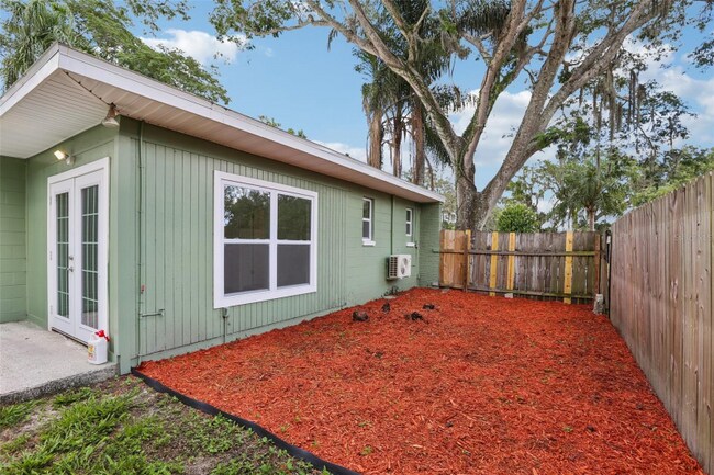 Building Photo - 607 E River Dr