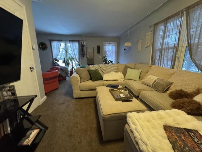 Building Photo - 406 E 9th St