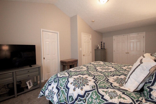 Building Photo - 897 Henderson Dr