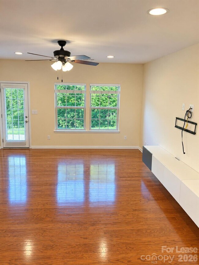 Building Photo - 1813 Evergreen Dr