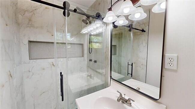 Building Photo - 8 Larose Dr SW