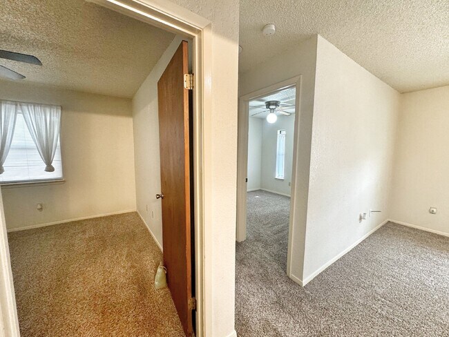 Building Photo - "Charming 2-Bedroom, 1-Bath in Horseshoe F...