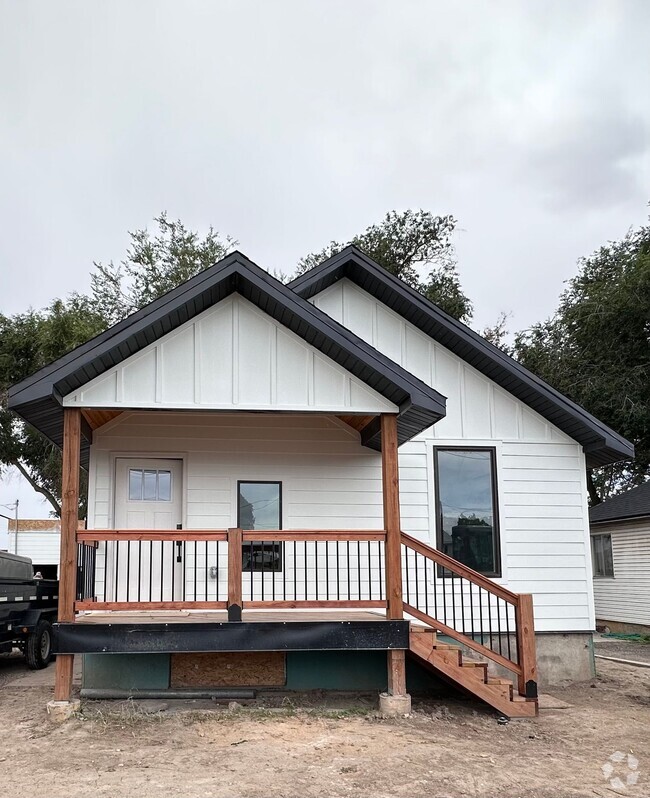 Building Photo - Newly Remodeled Duplex