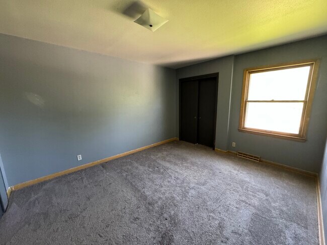 Living - 3339 S 60th St