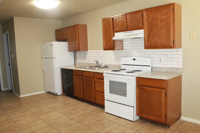 Building Photo - Just Minutes from Tinker!