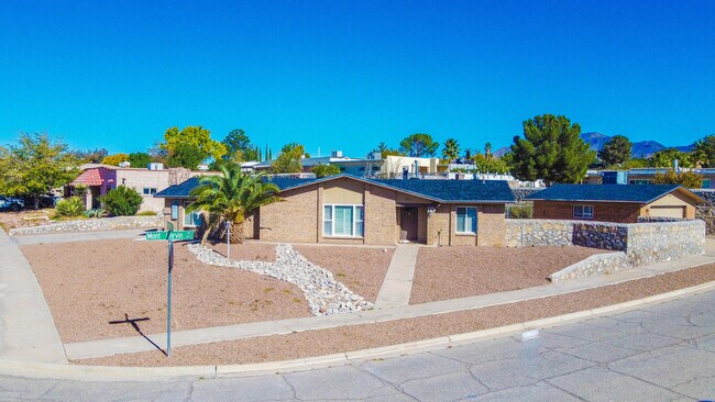 Primary Photo - 816 Marimba Dr