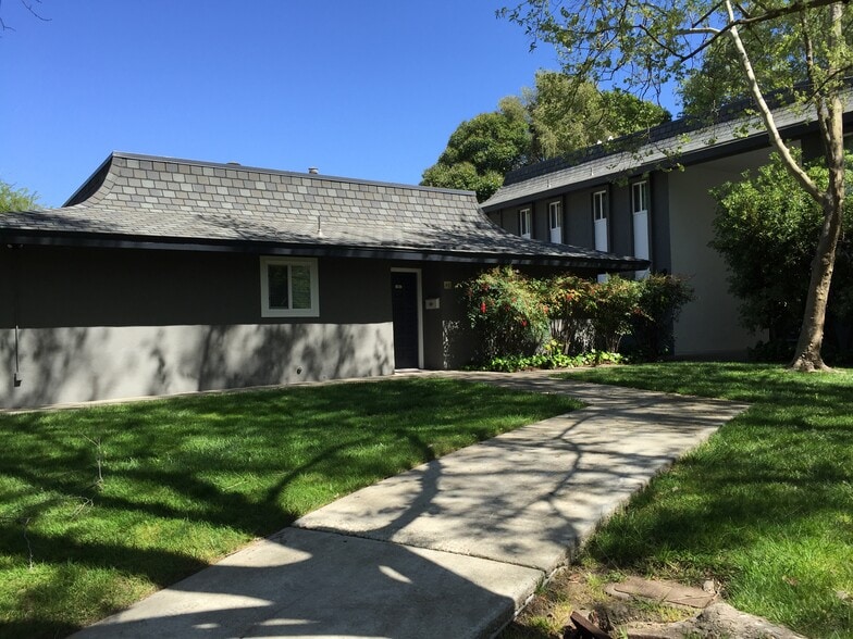 Large Duplex - Sycamore Green Apartments