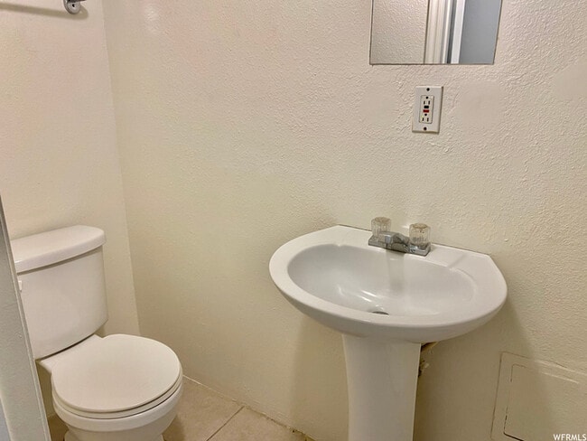 Building Photo - Spacious Taylorsville Home