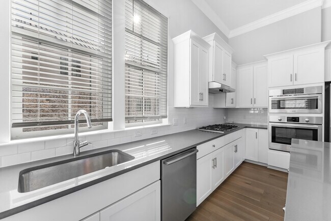 Building Photo - 633 Dalton Ln