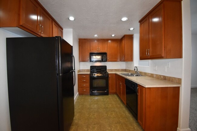 Building Photo - Gorgeous Condo with gated security
