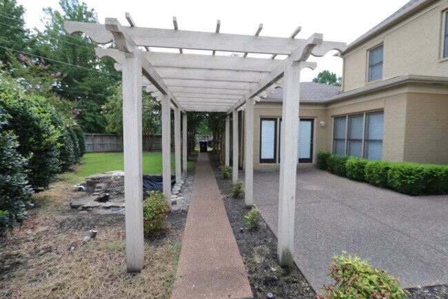 Building Photo - EXECUTE LIVING IN PRIVATE COMMUNITY