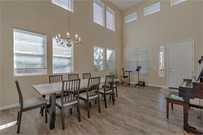 Building Photo - Stunning East Davis home available for fall move in!