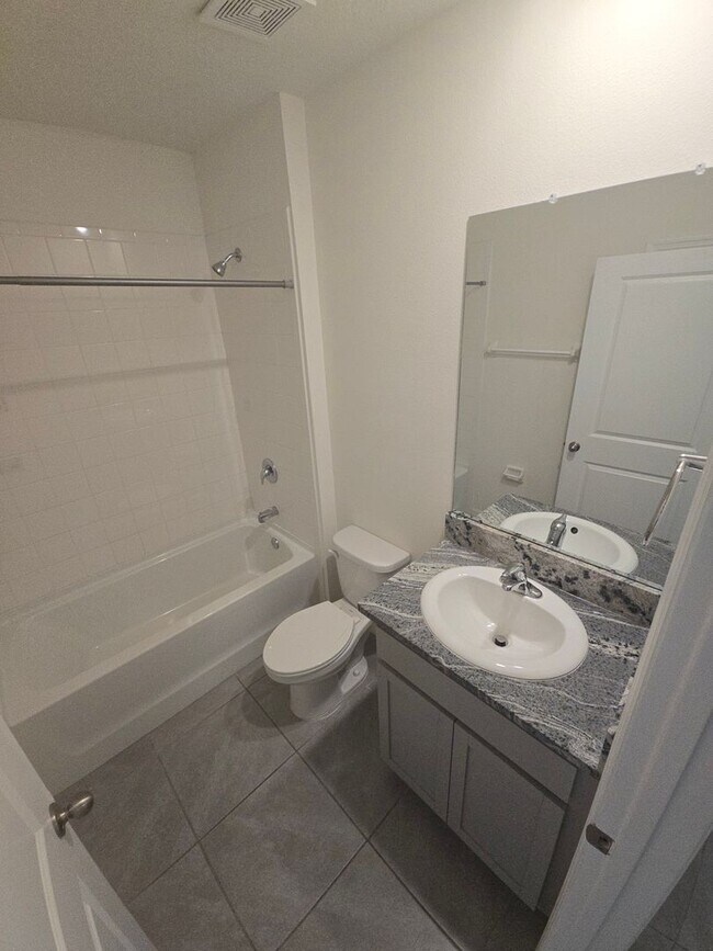 Building Photo - Gorgeous 3-Bedroom, 2-Bathroom Townhouse in Bradenton