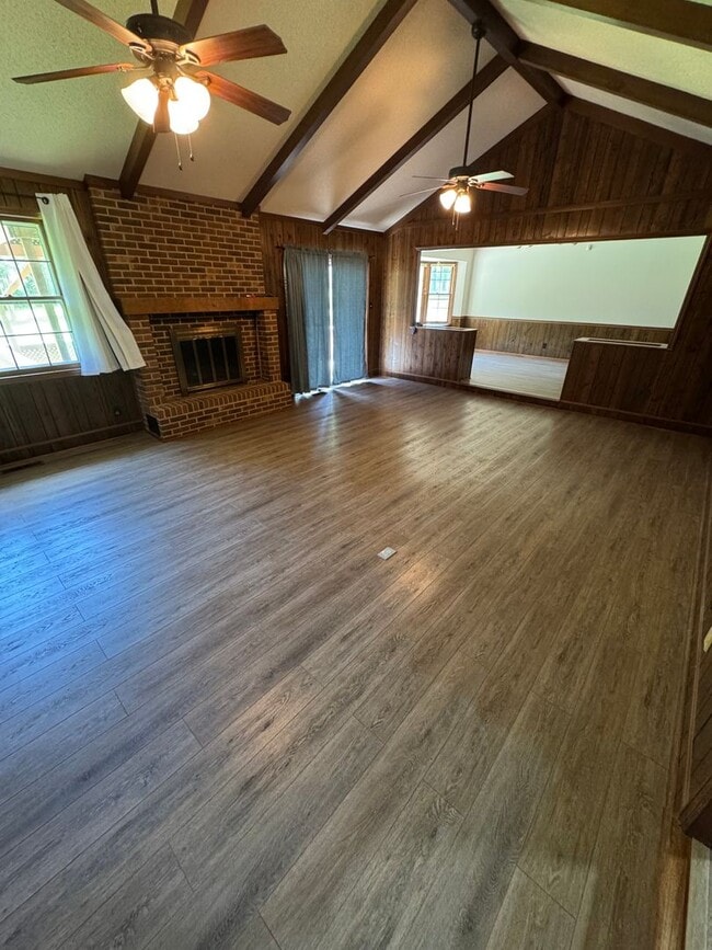 Building Photo - Beautuful Country Setting Just Minutes from Major Corridors