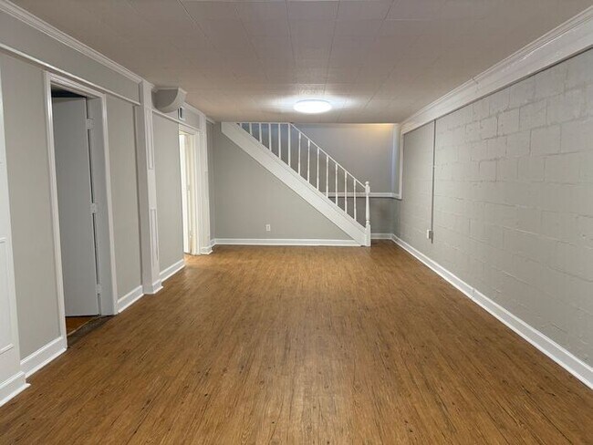 Building Photo - Lovely and Spacious Home in South Nashville - Garage and Fenced in Yard