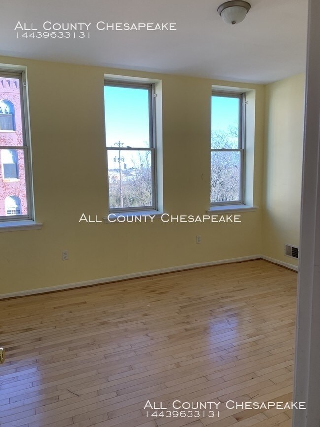 Building Photo - Beautiful Townhouse