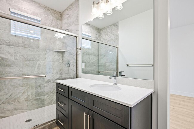 Building Photo - Beautiful 4 bedroom, 3.5 bathroom twin home in St George!
