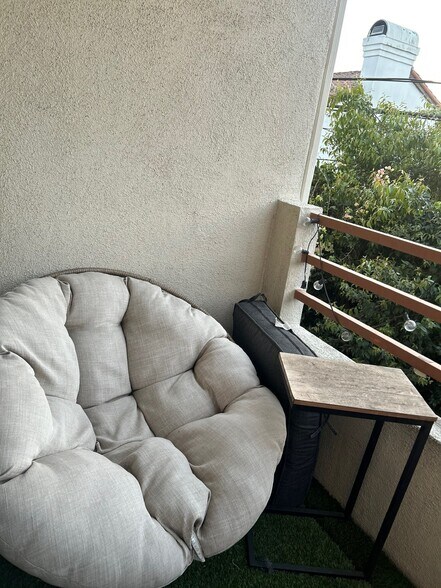 private sitting area on balcony - 3913 N Virginia Rd
