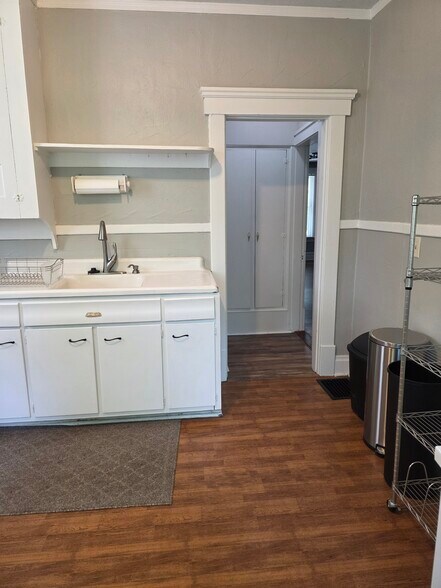 Kitchen - 220 E Oakland Ave
