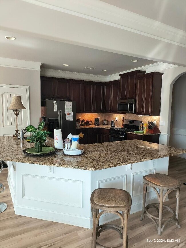 Building Photo - 4 Bedroom 4 Bath Furnished Home in Simpson...