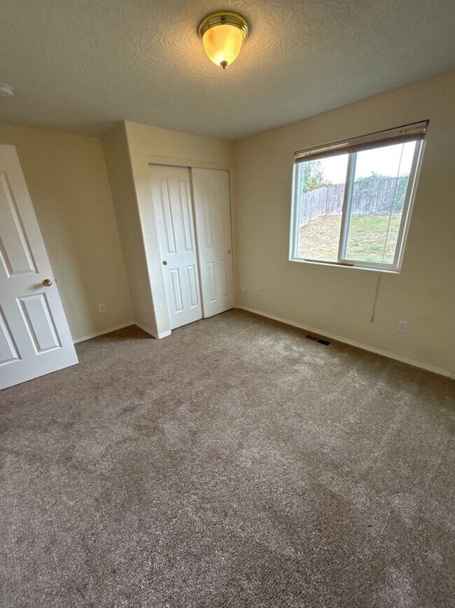 Building Photo - Beautiful 3 Bedroom 2 Bath Single Level Ho...