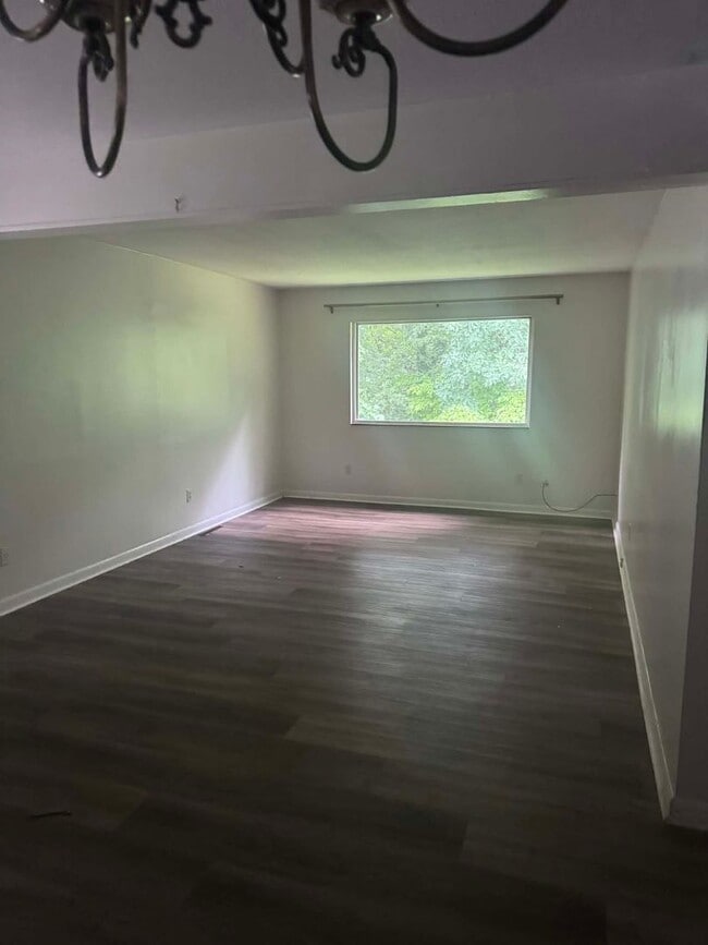 Building Photo - Oak Ridge 37830 - 4 bedroom 2 bath home - Contact Shannon Russell or Lisa Vineyard 865-216-9334