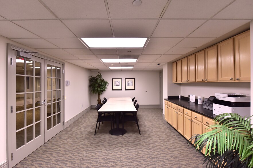 Business Center - 880 N Pollard St