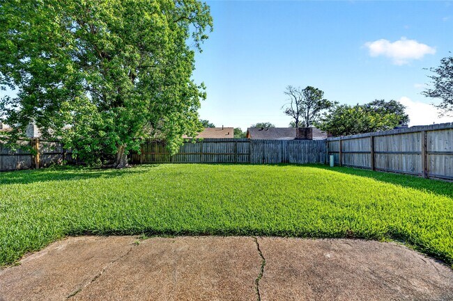 Building Photo - 3031 Shawnee Dr