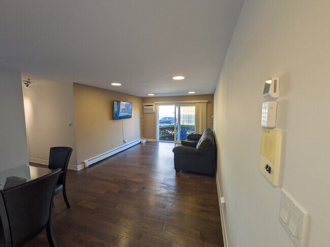 Building Photo - Newly Renovated 1-Bedroom Condo in the Hea...
