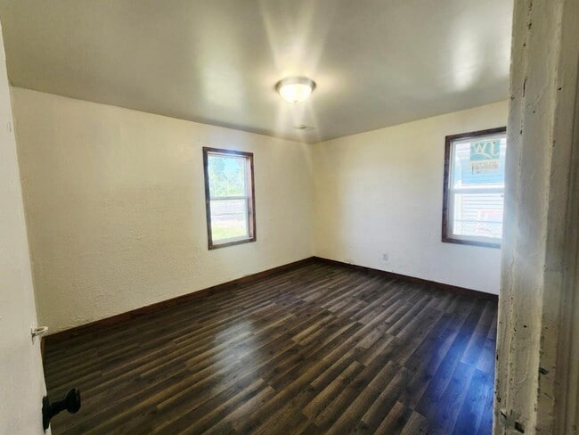 Building Photo - 1421 E 35th Ct