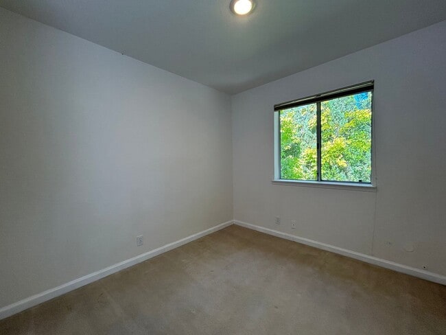 Building Photo - 2 Bed, 2.5 Bath Walnut Creek Home – Peacef...