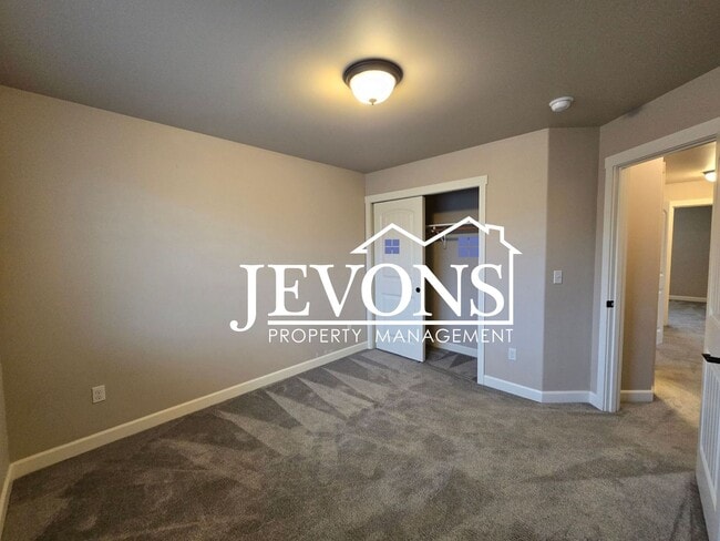 Building Photo - Charming 3 bedrooms homes with two-car garage, fully fenced backyard, minutes away from Yakima Va...