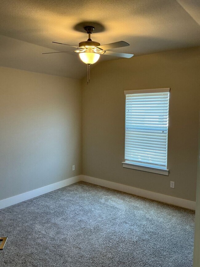 Building Photo - 4/2/2 GODLEY ISD - Two Story Home - Fireplace