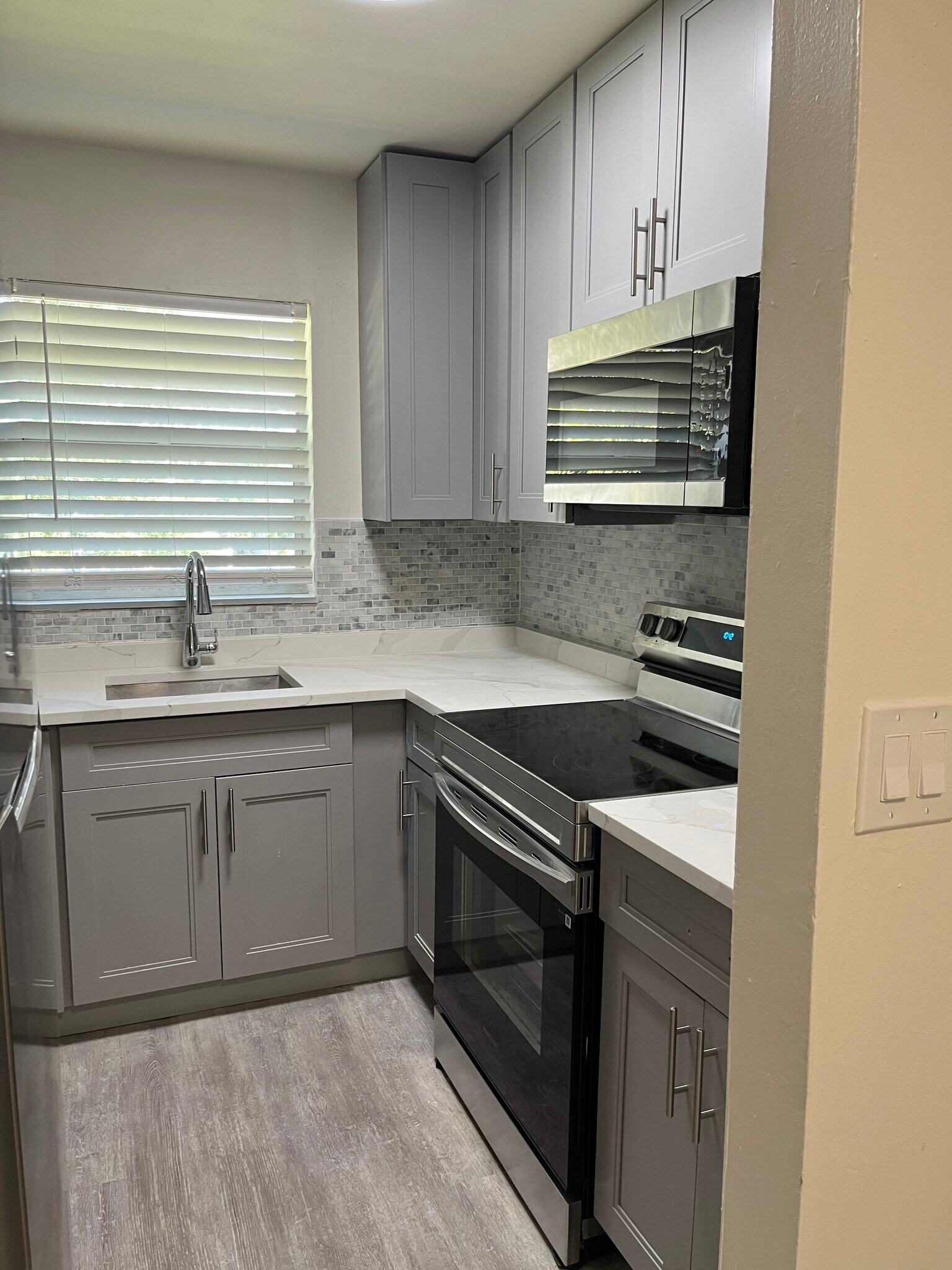 Unit 18 Kitchen - 2134 Lincoln St