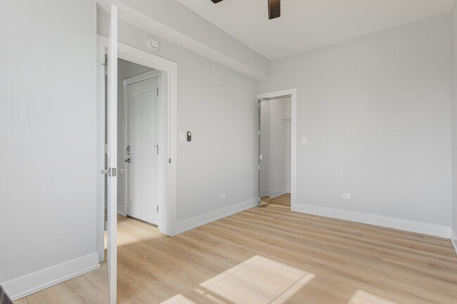 Building Photo - 1608 W Sherwin Ave