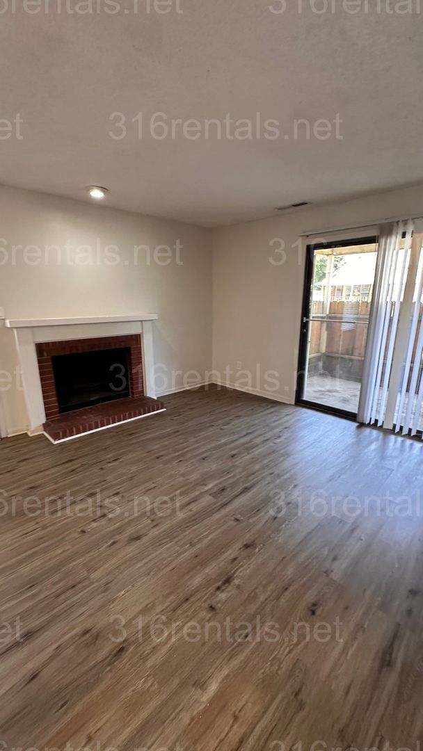 Building Photo - $895- 2 bedroom 1 bath - Apartment located...