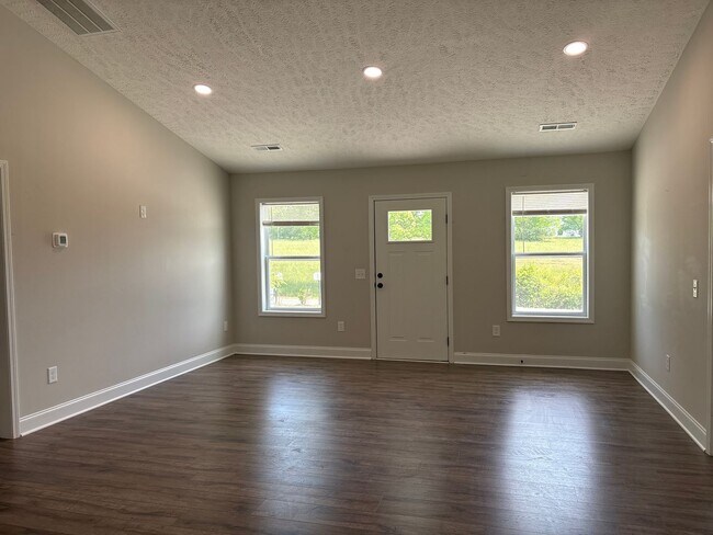 Building Photo - Spacious Duplex with Fenced-In Backyard!